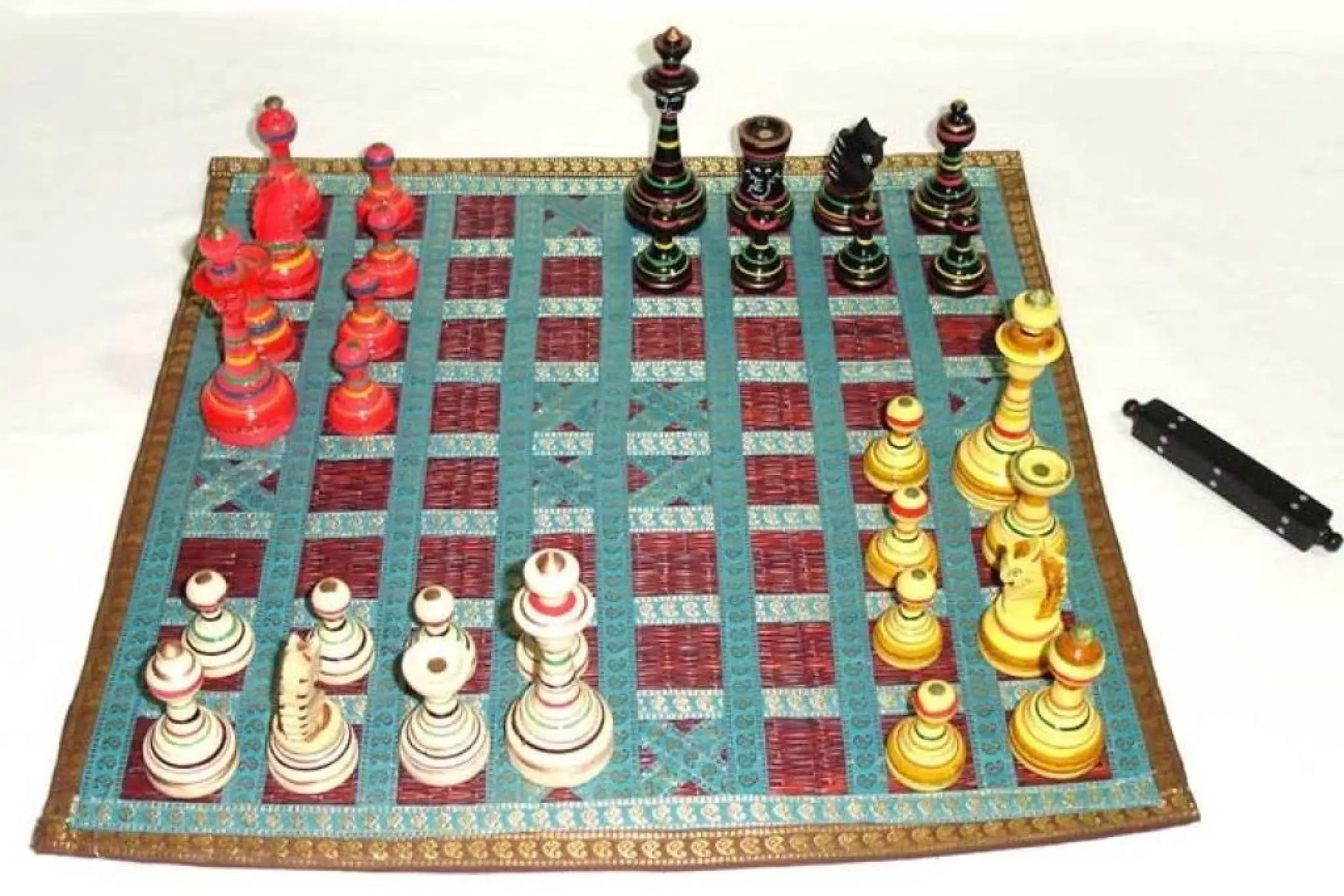 Шахматы в древности. Индийские шахматы чатуранга. Чатуранга древняя Индия. Древние индийские шахматы чатуранга. Шахматы в древней Индии чатуранга.